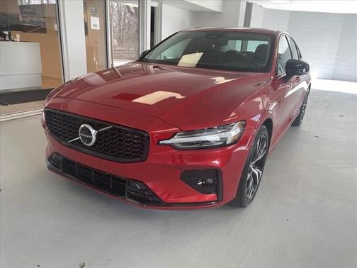 2024 Volvo S60 B5 Plus Dark Theme