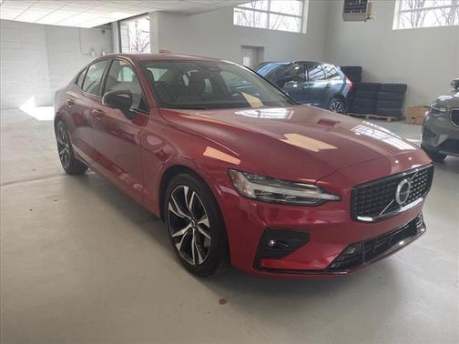 2024 Volvo S60 B5 Plus Dark Theme