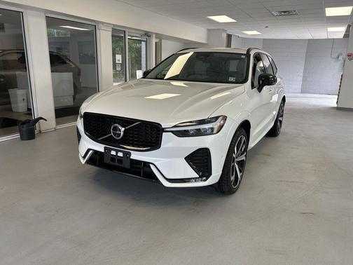 Crystal White 2025 Volvo XC60 B5 Ultra