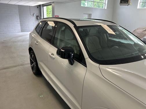 Crystal White 2025 Volvo XC60 B5 Ultra