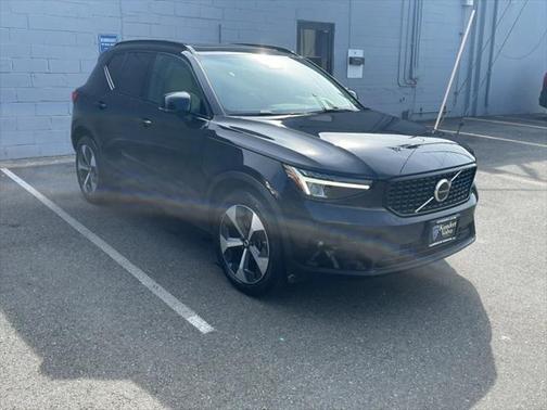 2023 Volvo XC40 B5 Plus Dark Theme