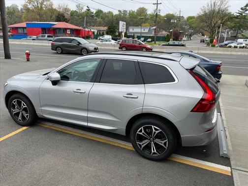2022 Volvo XC60 B5 Momentum