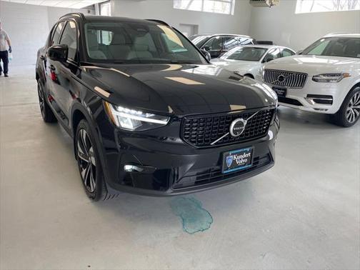 2024 Volvo XC40 B5 Plus Dark Theme