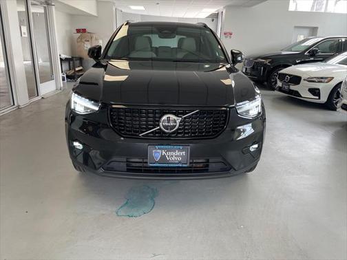 2024 Volvo XC40 B5 Plus Dark Theme