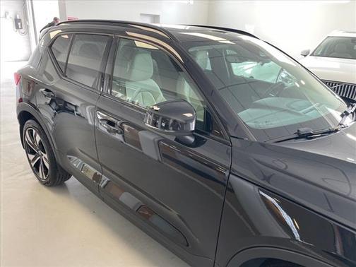 2024 Volvo XC40 B5 Plus Dark Theme