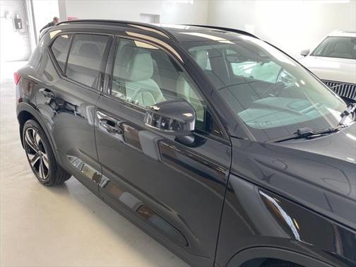 2024 Volvo XC40 B5 Plus Dark Theme