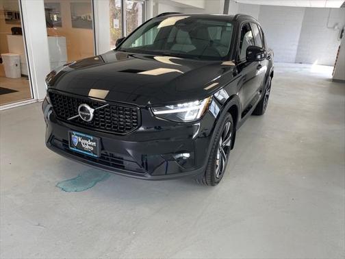 2024 Volvo XC40 B5 Plus Dark Theme
