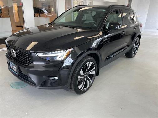 2024 Volvo XC40 B5 Plus Dark Theme