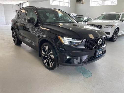 2024 Volvo XC40 B5 Plus Dark Theme