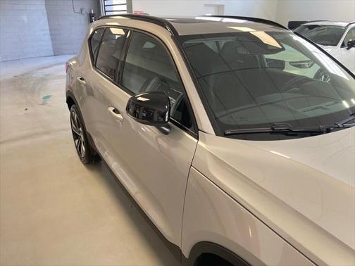 2023 Volvo XC40 B5 Plus Dark Theme