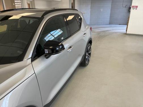 2023 Volvo XC40 B5 Plus Dark Theme