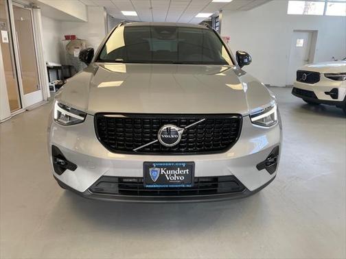 2023 Volvo XC40 B5 Plus Dark Theme