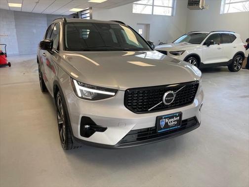 2023 Volvo XC40 B5 Plus Dark Theme