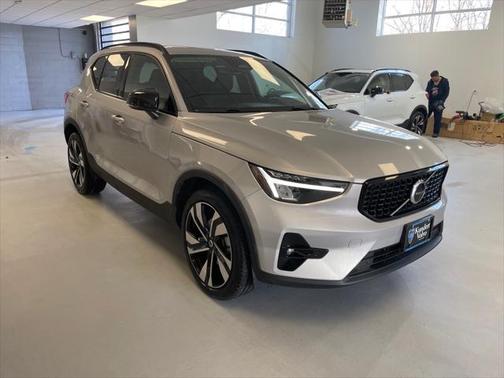 2023 Volvo XC40 B5 Plus Dark Theme