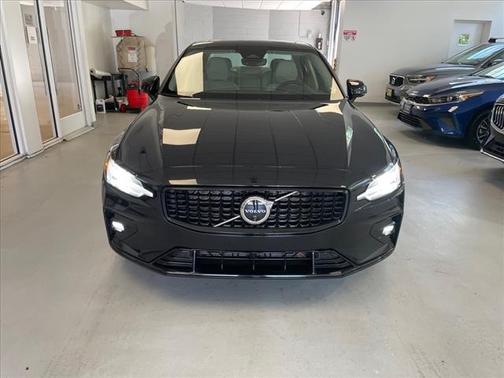 2024 Volvo S60 B5 Plus Dark Theme