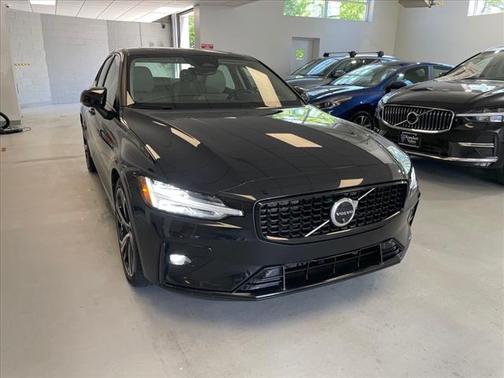 2024 Volvo S60 B5 Plus Dark Theme