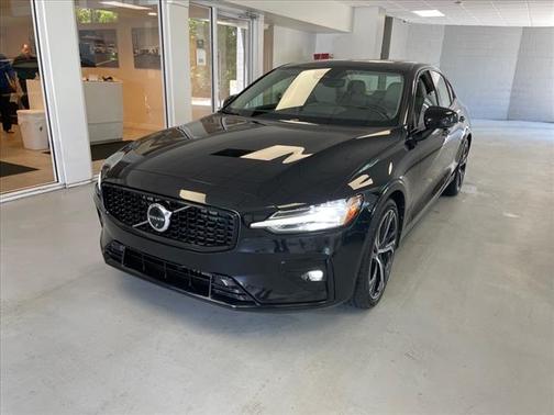 2024 Volvo S60 B5 Plus Dark Theme