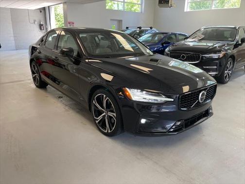 2024 Volvo S60 B5 Plus Dark Theme