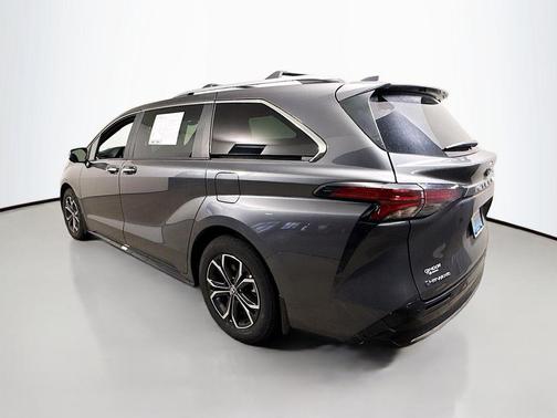 2025 Toyota Sienna Platinum