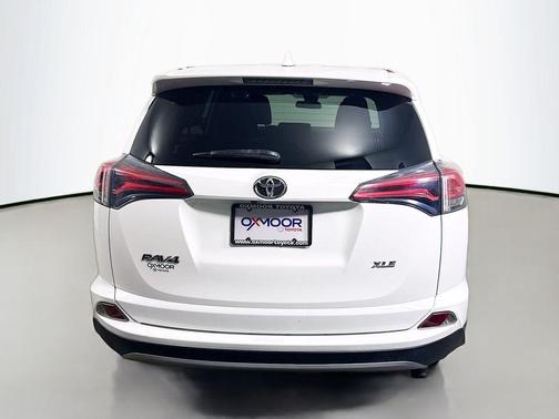 Super White 2018 Toyota RAV4 XLE
