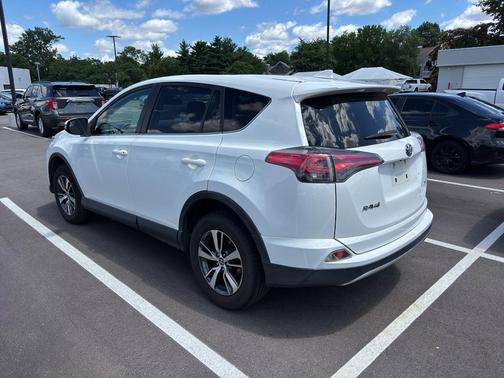 Super White 2018 Toyota RAV4 XLE