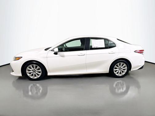 Super White 2018 Toyota Camry LE
