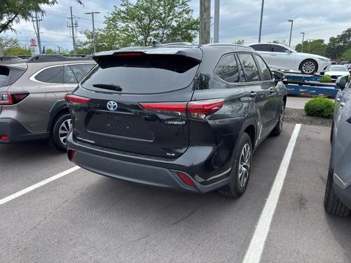 Midnight Black Metallic 2023 Toyota Highlander Hybrid XLE