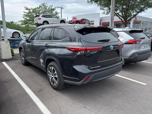 Midnight Black Metallic 2023 Toyota Highlander Hybrid XLE