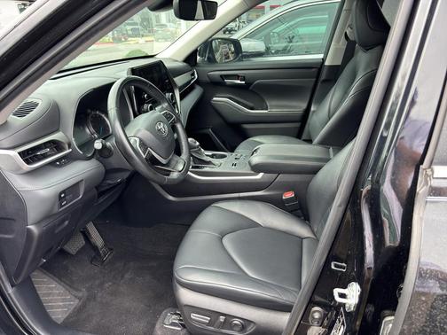 Midnight Black Metallic 2023 Toyota Highlander Hybrid XLE