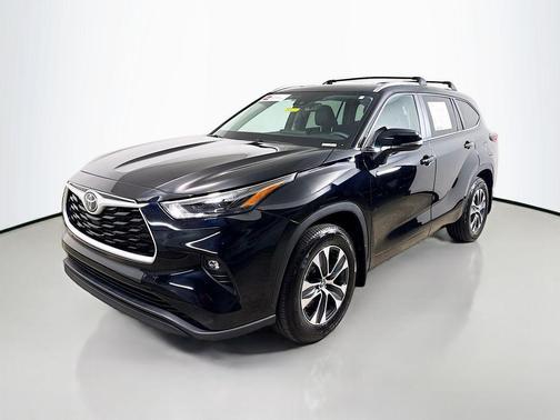 Midnight Black Metallic 2024 Toyota Highlander XLE