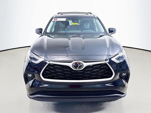 Midnight Black Metallic 2024 Toyota Highlander XLE