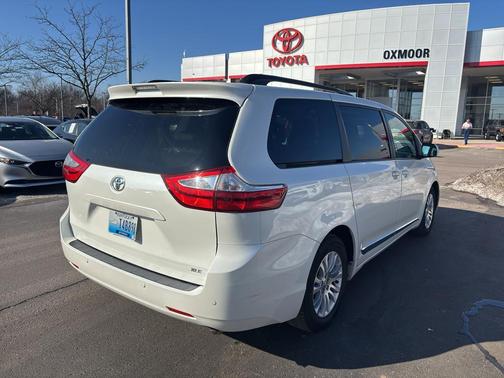 2017 Toyota Sienna XLE