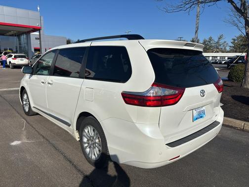2017 Toyota Sienna XLE