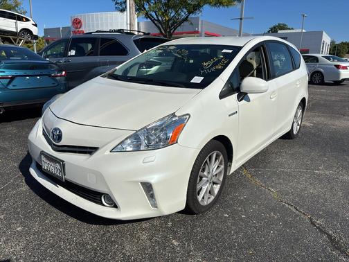 2014 Toyota Prius v Five
