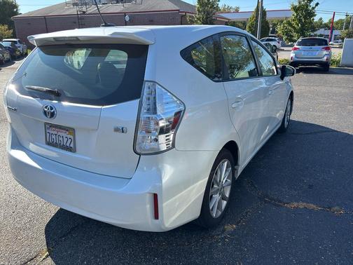 2014 Toyota Prius v Five