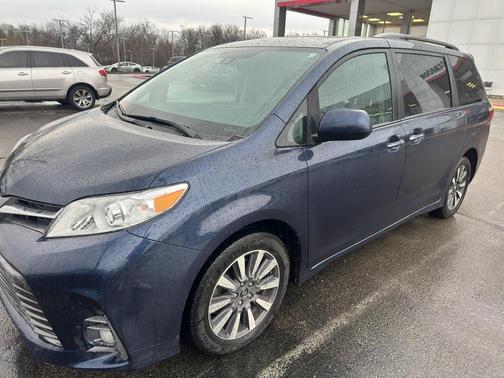 2020 Toyota Sienna XLE
