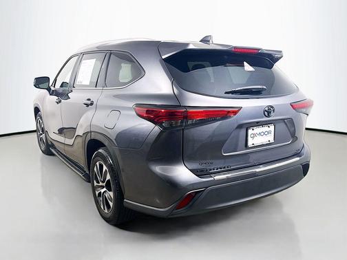 Magnetic Gray Metallic 2023 Toyota Highlander XLE