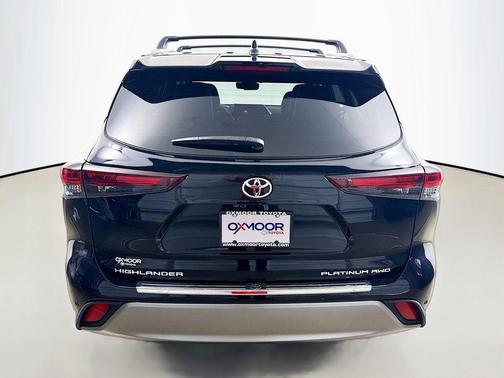 Midnight Black Metallic 2024 Toyota Highlander Platinum