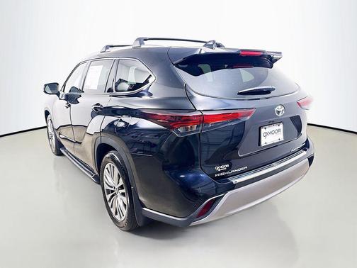 Midnight Black Metallic 2024 Toyota Highlander Platinum