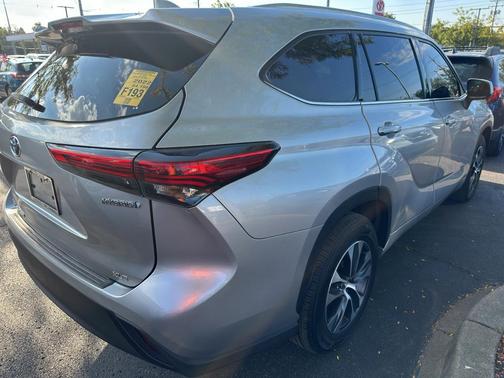 2022 Toyota Highlander Hybrid XLE