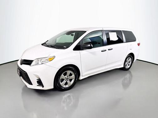 Super White 2018 Toyota Sienna SE