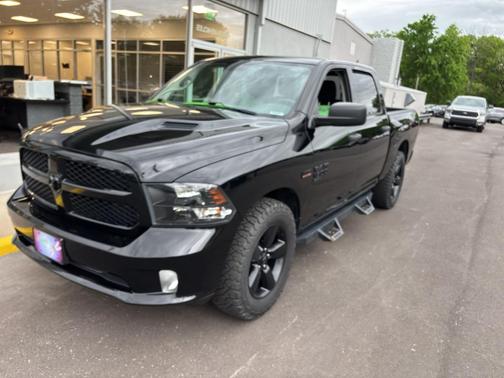 Diamond Black Crystal Pearl 2019 RAM 1500 Express