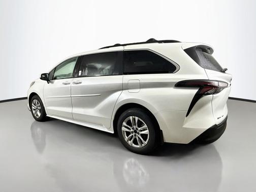 Wind Chill Pearl 2026 Toyota Sienna XLE