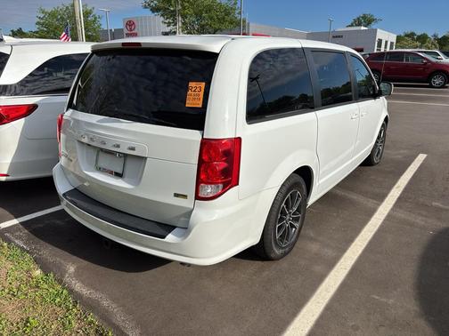 White Knuckle Clearcoat 2018 Dodge Grand Caravan SE