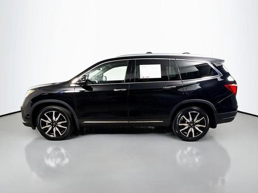 Crystal Black Pearl 2022 Honda Pilot Touring 8-Passenger