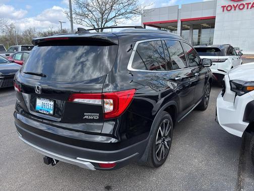Crystal Black Pearl 2022 Honda Pilot Touring 8-Passenger