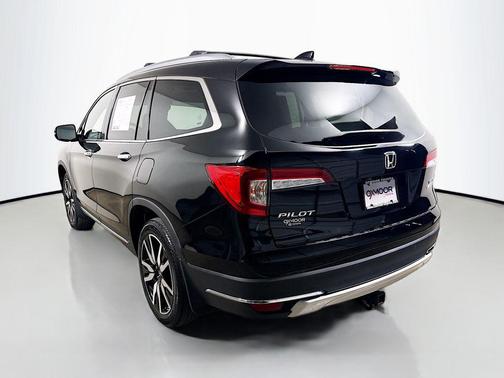 Crystal Black Pearl 2022 Honda Pilot Touring 8-Passenger