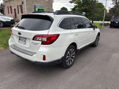 Crystal White Pearl 2017 Subaru Outback 2.5i Limited