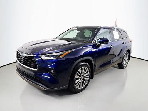 2022 Toyota Highlander Hybrid Platinum
