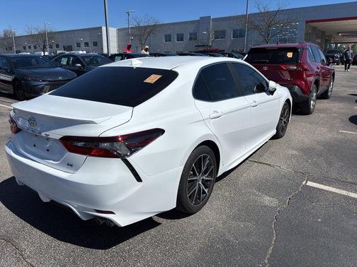 Ice Cap 2023 Toyota Camry SE